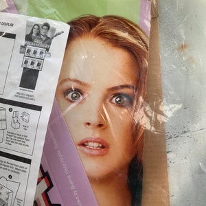 Présentoir de magasin Freaky Friday. Article en promotion. Présentoir en carton, découpes. Jamie Lee Curtis. Lindsay Lohan. Disney, droits d'auteur Fender. Publicité pour le film.
