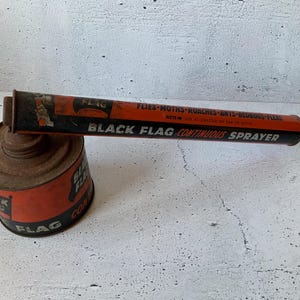 Black Flag Sprüher. 1950er Jahre. Hofpflege. Vintage Haushaltswerkzeuge. Haus und Hofpflege. Sprühkanister-Schädlingssprüher. Cartoon-Stil. Pumpzerstäuber.