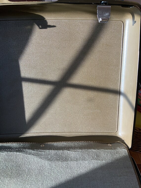 Samsonite Hard Shell suitcase. Montbello II. Locking … Gem