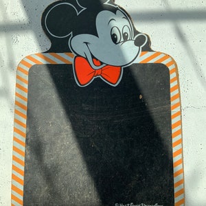 Micky Maus Tafel. Walt Disney Produktionen. Vintage Schreibplatte. Persönliche Kreidetafel. Schreiber. Schulschiefer. 1950er/1960er Jahre. Karikatur.