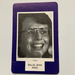 Carte Billie Jean King. 1993. Face à face. Carte sportive femme à collectionner. Carte de joueur de tennis. 3 1/2 po. x 2 1/4 po. Violet. Modèle féminin.