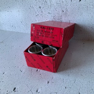 Könnte beinhalten: Eine rote Box mit sechs 3/8" Antriebs-Stecknüssen, beschriftet "KAL-1222 3/8" DR. REGULAR SOCKET 11/16" 12-PT 5120-00-232-5706 6-EA JAPAN".