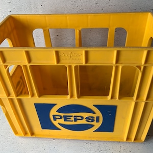 Caisse Pepsi. Jaune et bleu ! 14 1/2 po. de hauteur. Objets de collection au cola. Caisse de rangement. Mobilier universitaire. Guerres de cola. caisse de bouteilles de boissons gazeuses vintage.