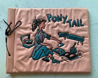 1950 年代のポニーテール スクラップブック。ビンテージの個人用クラフト アイテム。収集品。記念品。思い出の品。ビニール。ピンク。画用紙。フォト ジャーナル