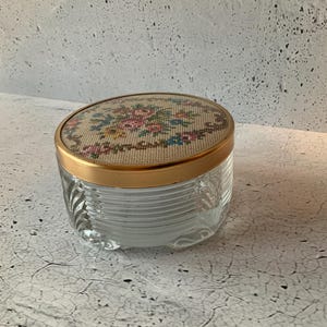 Art Deco dressoir. Cosmetica uit de jaren 30. Vintage poedercrème compact. Crèmepot. Schoonheid. Nepnaaldpunt. Glazen verzamelbak. Cadeau