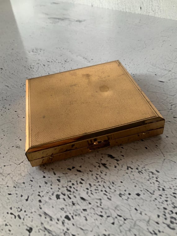 Mercedes Emrich powder compact. 1960’s. Bevelled mirror, puff compartment. Vintage cosmetics. Beauty. Salon. Fashion accessory. 35% off. View 5