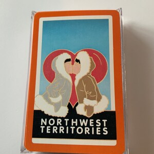 Cartes à jouer des Territoires du Nord-Ouest. millésime. Dans son étui d'origine. Jeux de hasard. Jeu d'activité. Jeu de cartes. Joker. Jeux. Chance. Souvenirs