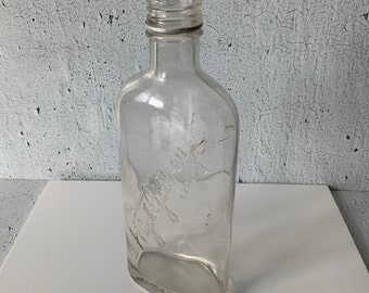 H&A Gilbey ginflaska. 1940-/50-tal. Samlarbar sprit-whiskyflaska. Klart glas. Präglat. 340 ml.