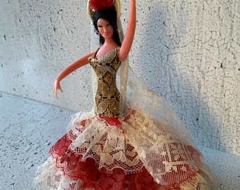 Muñeco Marín Chiclana. Hermoso vestido rojo. Muñeca pequeña. Buen detalle. 5 pulgadas de alto. Danza latinoamericana.