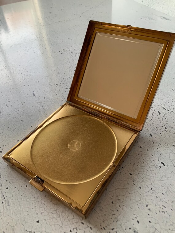 Mercedes Emrich powder compact. 1960’s. Bevelled mirror, puff compartment. Vintage cosmetics. Beauty. Salon. Fashion accessory. 35% off. View 2
