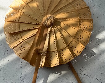 Novelty hand deals fans