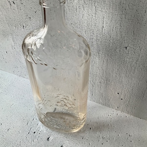 Vintage Grower’s Wine bottle. Embossed with Grapes. Rare. 5206. Collectible bottle. Clear glass. 26oz. Vintage stylized glass. Drink ware.
