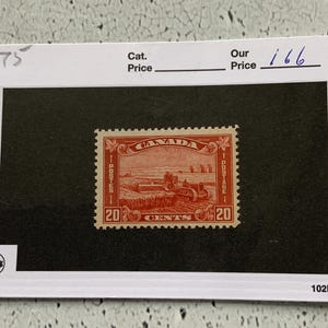 Francobollo canadese del 1930 "Mietitrice" da 20 centesimi. Mai usato. Arancione. Bianco. Trattore che miete grano. Non ufficialmente in conio. Raro francobollo da collezione.
