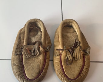 1950s Baby Moccasins. Chief portrait design. Leather. Vintage baby footwear. First nations art. Indigenous leather work. Footwear. Clothing.