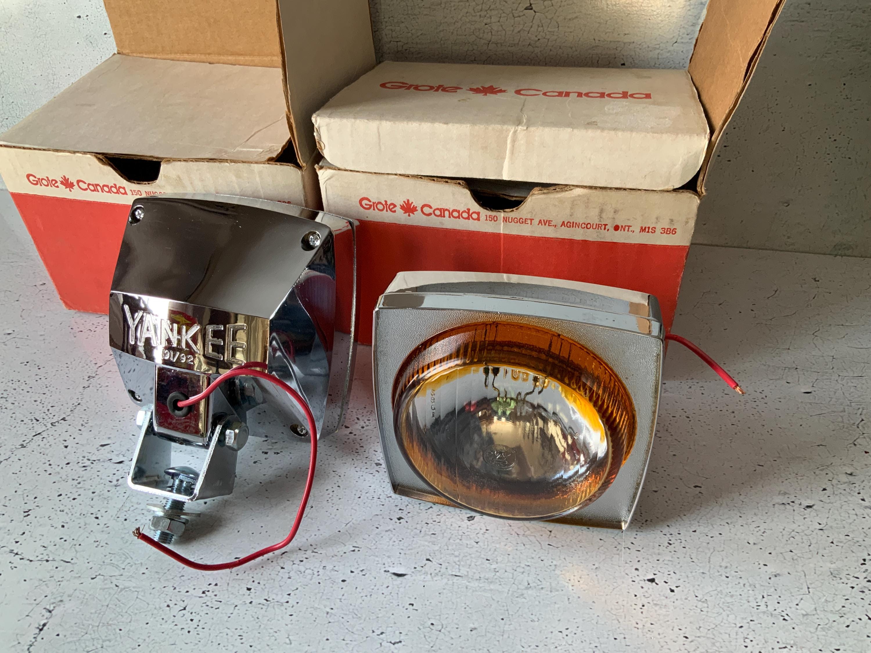 ハーレー　ヴィンテージライトYankee製　Ａ Yankee Dual Fog Lights. Amber 1960's. Unused! Harley Chopper Stack