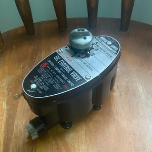 Oljekontrollventil. Oanvänd. A.P.-kontroller. 6-32cc/min. Vintage ugn, konstant nivåoljekontrollventil. Ontario, Kanada. Aldrig installerad.