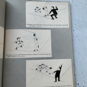 Puede incluir: Una ilustración en blanco y negro de jugadores de béisbol corriendo por las bases. El bateador está fuera si la bola es atrapada por un jugador de cuadro en la 1ª base después de un tercer strike - no atrapada. El bateador está fuera si una bola golpeada en buena forma es atrapada por un jugador de cuadro en la primera base antes de que el bateador llegue a la 1ª base. El bateador está fuera si es tocado antes de llegar a la 1ª base en una bola golpeada en buena forma, o en un 3er strike que no es atrapado.
