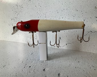 Vintage Lucky Strike röd och vit plugg. Trä. Tre-trekrok. Emaljerad. Vassa trekrokar. Klassiskt fiskedrag. Flöte. Plugg. Dyknät.