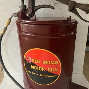 Red Indian Motor Oils lubester. Alemit. um 1920. Antiker Gas- und Ölbehälter. Pumpe. Öltransfer. Lackfarbe. Das Öl der Ausdauer.