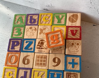 Bloques de madera con letras. Bloques clásicos. Juguetes de destreza. Bloques apilables con animales, números e imágenes. Juguetes de madera antiguos. Juguetes de aprendizaje. Niños.