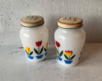 ファイヤーキングソルト&ペッパー Tulip Salt and Pepper Anchor Hocking. 1950's. Fire King. Floral