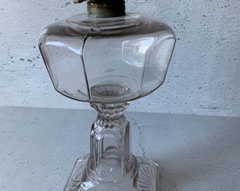 Oljelampa Dominion Glass. 1902. Pressat glas. Fyrkantig bas. Antik kol-, olje- och fotogenlampa. Skorsten. White Flame light co. Grand Rapids.