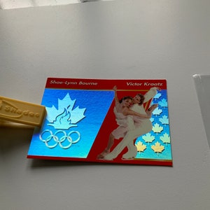 Carte des Jeux olympiques de 1998 de Shae-Lynn Bourne Victor Kraatz. Général Mills. Patinage en couple. Carte de sport à collectionner. Feuille d'or. Paire de danse sur glace.