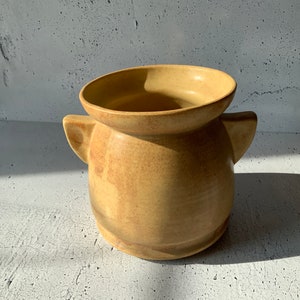 Butternutvas. Blomkruka. Handtag. Keramik. Porslin. Vintage. Mycket samlarobjekt. Mästarens märke. Terrakottastil. Keramikkärl.