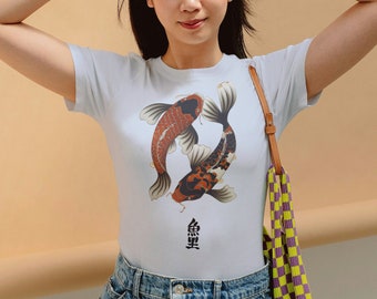 Koi Fisch T-Shirt im Ukiyoe Style mit Kanji | Traditionelle Japanische Koi Fisch Fine Art | Exquisite Japanische Kunstfertigkeit Unisex Softstyle T-Shirt