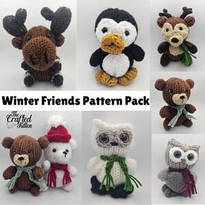 Puede incluir: Una colección de peluches de animales de invierno tejidos a mano, que incluyen un alce, un pingüino, un ciervo, un oso, un búho y un oso polar. Cada peluche tiene detalles únicos como bufandas y sombreros. Se muestra el texto "Winter Friends Pattern Pack".