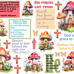 Könnte beinhalten: Eine farbenfrohe digitale Collage mit religiösem Thema. Das Bild zeigt Illustrationen von Pilzen mit Häusern darin, Kreuzen, Schmetterlingen und Text, der lautet: "Gott verfolgt verlorene Dinge", "Der Tod ist im Sieg verschlungen worden", "Gott fügt Gnade zur Schande hinzu", "Glorreiche Hoffnung, die wir in Christus haben", "Christus ist der Same", "Sünder müssen sich hinter den richtigen Baum verstecken "Das Kreuz"", und "Sieht dich, hört dich, verfolgt dich, liebt dich, will dich mit der Gerechtigkeit Christi bekleiden".