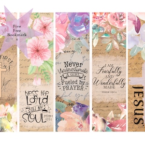 Pode incluir: Conjunto de cinco marcadores florais com cita&ccedil;&otilde;es inspiradoras e temas religiosos. Cada marcador apresenta flores em aquarela em tons de rosa, roxo e azul, com escrita manuscrita e frases como "But first Jesus" e "Never Underestimate A Girl Fueled by Prayer."