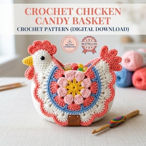 Puede incluir: Una cesta de ganchillo para dulces con forma de gallina, cuerpo blanco, pico amarillo, cresta y barbillas rojas, y un panel lateral floral colorido en rosa, amarillo y azul. La cesta incluye una etiqueta de cuero marrón con las letras H&P.