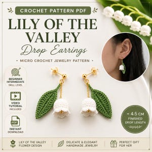 Può includere: Un modello di uncinetto in PDF per orecchini pendenti a forma di Mughetto. Il design presenta fiori bianchi a forma di campana e foglie verdi realizzate a micro-uncinetto, fissate su perni dorati. La lunghezza finale è di 4,5 cm.