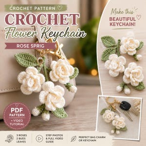 Può includere: Uno schema all'uncinetto per un portachiavi a forma di fiore con rose color crema, foglie verdi e boccioli. Il design include un anello portachiavi in metallo dorato. Il testo sull'immagine include CROCHET PATTERN e Rose Sprig.