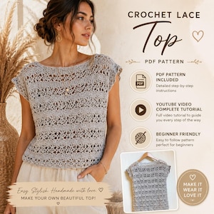 Può includere: Un top in pizzo all'uncinetto grigio chiaro con scollo tondo e maniche corte. Il top è fatto a mano e presenta un design traforato dettagliato. L'immagine include il testo "CROCHET LACE Top" e "PDF PATTERN".