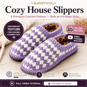 Peut inclure: Une paire de pantoufles faites à la main avec un motif en damier blanc et lavande. Les pantoufles ont une doublure à imprimé léopard et sont construites sur des semelles préfabriquées. Le texte indique "Cozy House Slippers" et "A Premium Crochet Pattern".