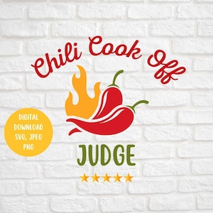 Può includere: Grafica di giudice del concorso di chili con un design di peperoncino rosso e arancione. Il testo è in un font di stile retrò.