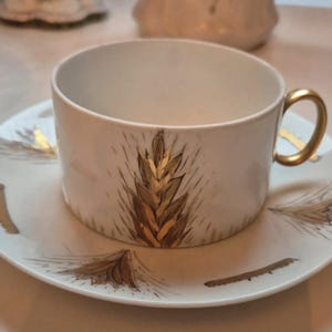 Pode incluir: Um conjunto de três canecas de cerâmica com acabamento manchado e fosco. As canecas são em tons de creme, castanho claro e castanho escuro. Cada caneca tem um design simples e minimalista, perfeito para café ou chá.