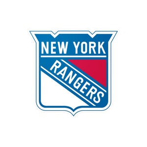 Op de afbeelding: Een blauw en wit schildvormig logo met de woorden "New York Rangers" in witte tekst. Het schild heeft een rode driehoek in het midden.
