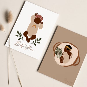 Op de afbeelding: Twee baby shower-kaarten met illustraties van een baby in een bruin en beige kleurenschema. De eerste kaart toont een baby met een hoofdband en een regenboog op een beige rompertje. De tweede kaart toont een baby in een mand met een palmblad. Beide kaarten hebben de tekst "Baby Shower" erop.