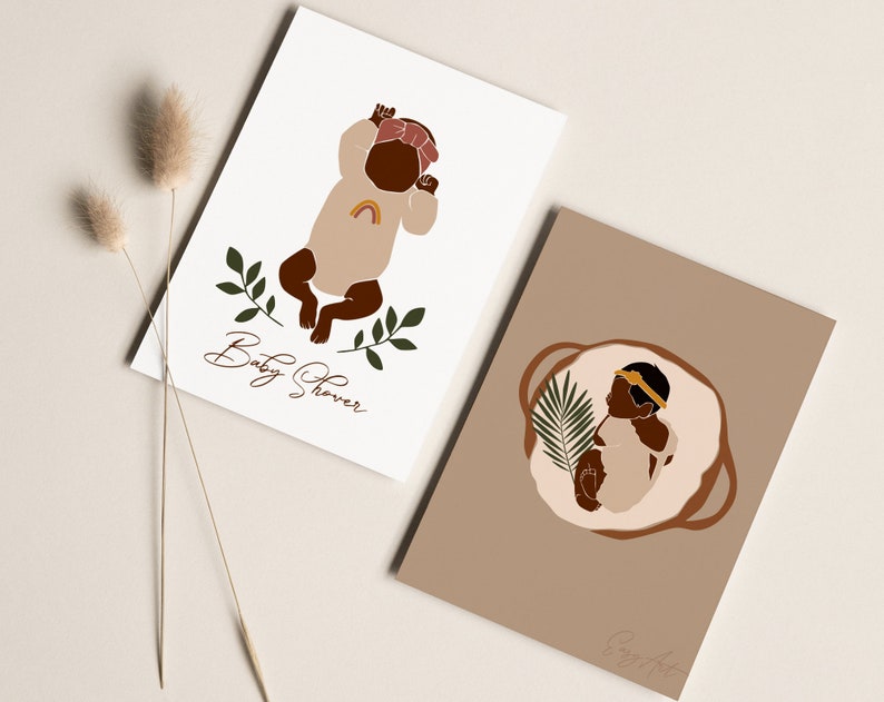 Op de afbeelding: Twee baby shower-kaarten met illustraties van een baby in een bruin en beige kleurenschema. De eerste kaart toont een baby met een hoofdband en een regenboog op een beige rompertje. De tweede kaart toont een baby in een mand met een palmblad. Beide kaarten hebben de tekst "Baby Shower" erop.