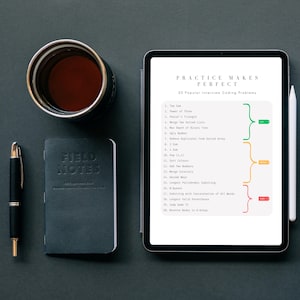 Puede incluir: Una tableta mostrando una lista de 20 problemas de codificación de entrevistas populares. La lista está organizada en tres categorías, cada una con un corchete de diferente color. Las categorías son Fácil, Medio y Difícil. La tableta está sobre una superficie gris con una taza de café y una libreta.