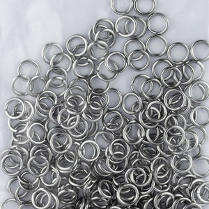 Op de afbeelding: 250 zilveren springringen gemaakt van 304 roestvrij staal. De ringen hebben een diameter van 5 mm, een binnendiameter van 3,4 mm en een dikte van 0,8 mm.