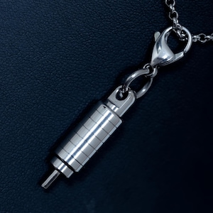 Roestvrijstalen dagkraag inbussleutel. Hoofdsleutel, sleutelhanger, ketting. Sluitsleutel. 8 mm diameter