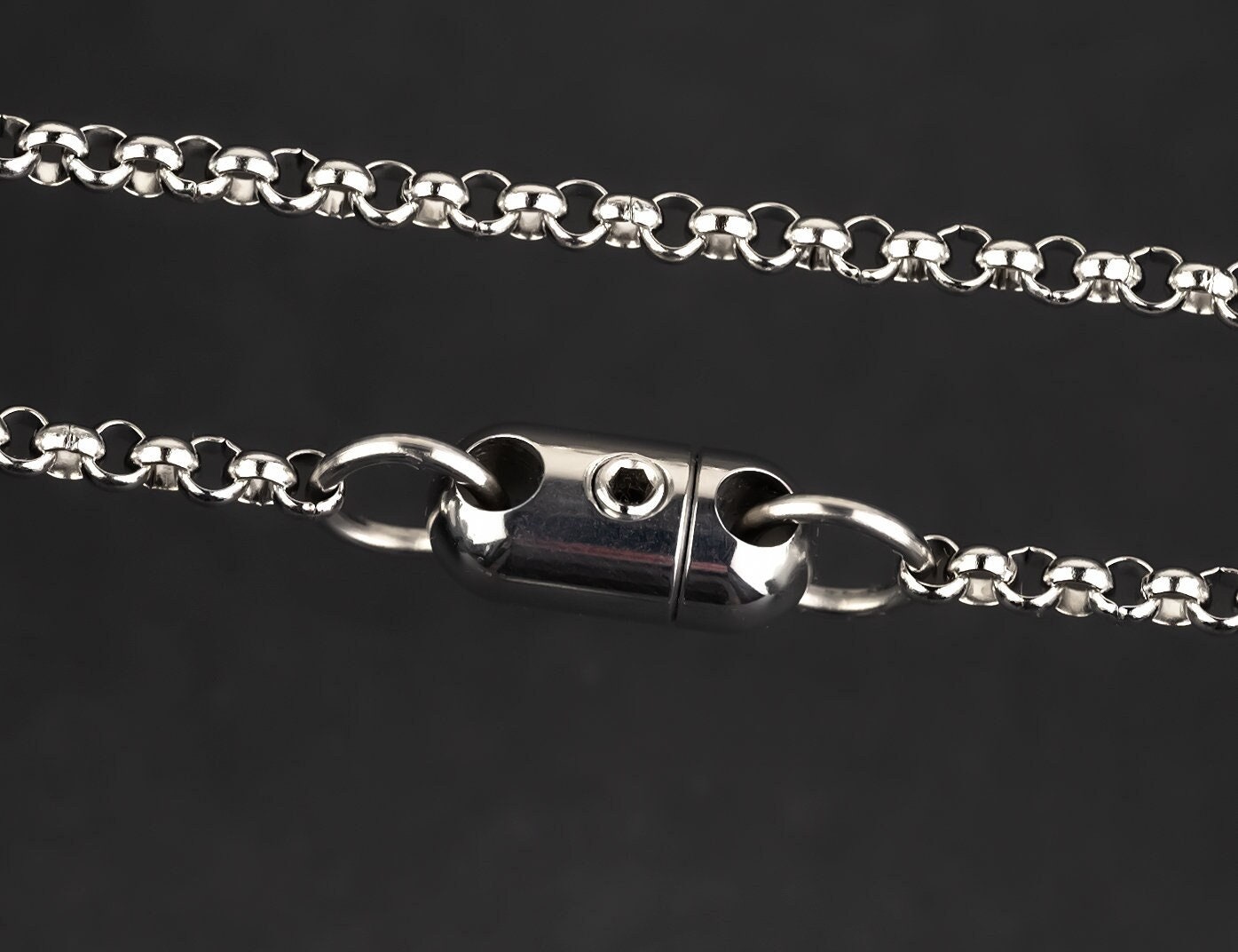 Permanent Jewelry Locks In Customers, Sets Off Metal Detectors - WSJ