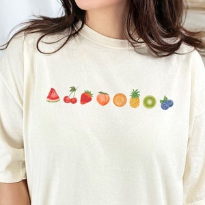 Fruchtiges T-Shirt Süßes übergroßes subtiles Stolz-Shirt Frucht-Regenbogen-T-Shirt Stolz-Monat Cottagecore-T-Stück Komfort färbt LGBTQ-T-Shirt
