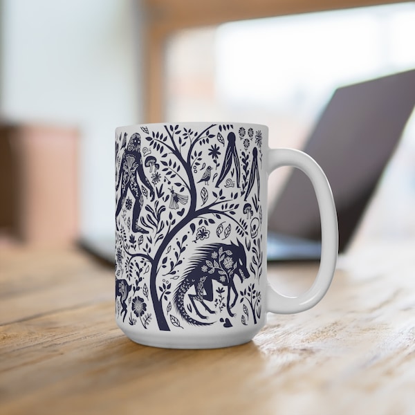 Art original de Cryptid Woods dans une tasse bleue de 15 oz avec l'homme-papillon, le bigfoot, le diable en jersey, le jackalope et l'homme grenouille du pays de l'amour