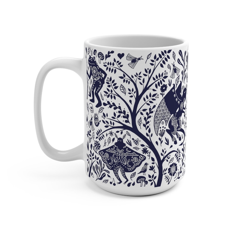 K&ouml;nnte beinhalten: Wei&szlig;e Keramiktasse mit einem marineblauen Design, das einen Baum mit Bl&auml;ttern, Blumen und verschiedenen Kreaturen zeigt, darunter einen Frosch, einen Schmetterling und einen Vogel.