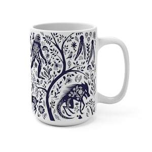 K&ouml;nnte beinhalten: Wei&szlig;e Keramiktasse mit einem blauen und wei&szlig;en Design, das einen Baum mit verschiedenen Kreaturen und Pflanzen zeigt. Das Design beinhaltet einen Wolf, einen Bigfoot, einen Vogel und eine Schnecke.